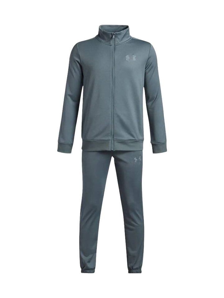 Hombre vistiendo un conjunto deportivo Under Armour de color azul grisáceo compuesto por chaqueta y pantalón.