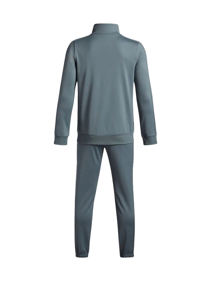 Hombre vistiendo un conjunto deportivo Under Armour de color azul grisáceo compuesto por chaqueta y pantalón.