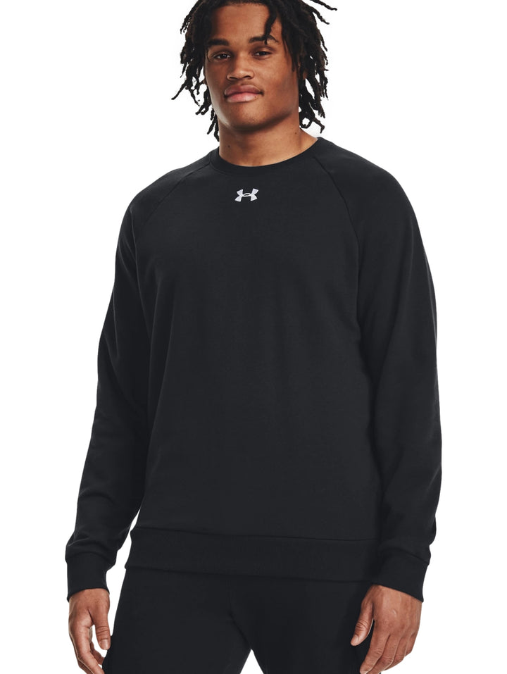 Hombre vistiendo una sudadera negra de cuello redondo de la marca Under Armour.