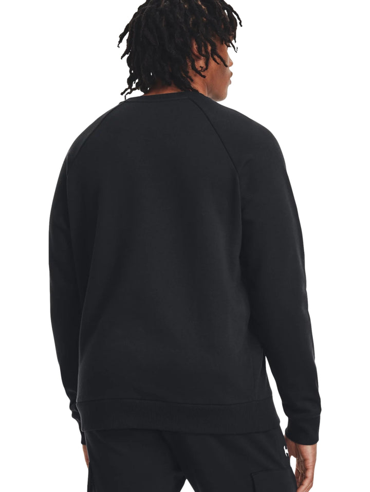 Hombre vistiendo una sudadera negra de cuello redondo de la marca Under Armour.