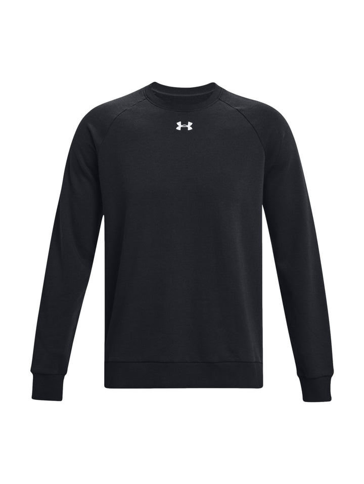 Hombre vistiendo una sudadera negra de cuello redondo de la marca Under Armour.