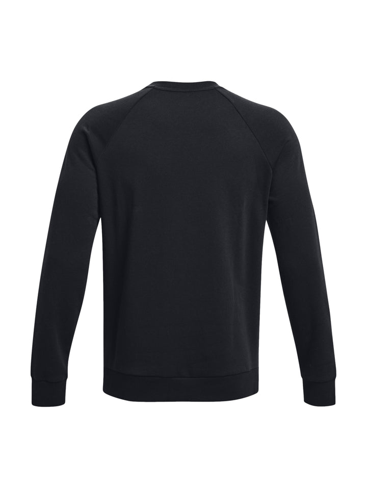 Hombre vistiendo una sudadera negra de cuello redondo de la marca Under Armour.