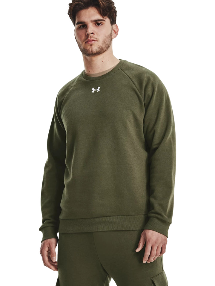 Hombre vistiendo sudadera Under Armour de cuello redondo en color verde oliva.