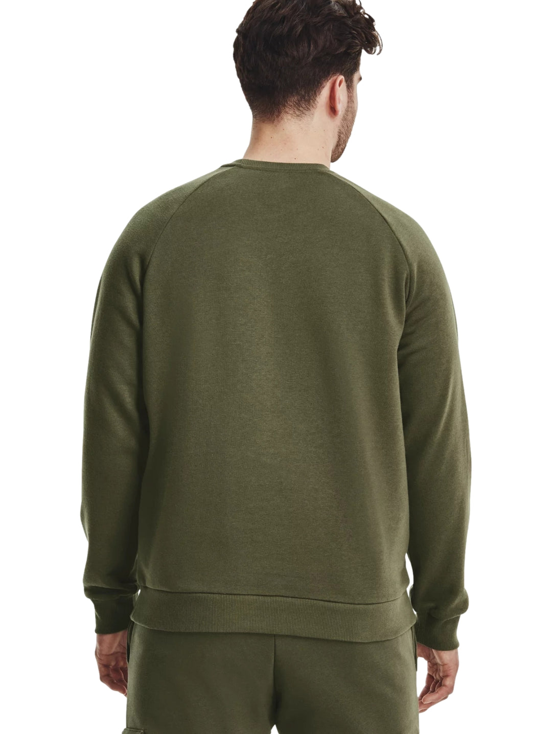Hombre vistiendo sudadera Under Armour de cuello redondo en color verde oliva.