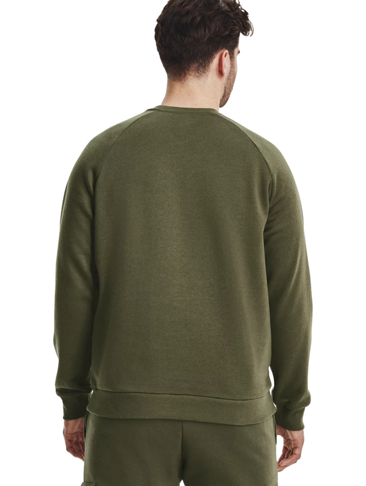 Hombre vistiendo sudadera Under Armour de cuello redondo en color verde oliva.
