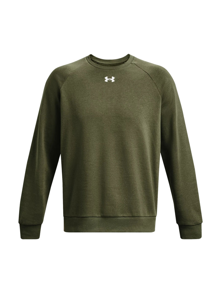 Hombre vistiendo sudadera Under Armour de cuello redondo en color verde oliva.