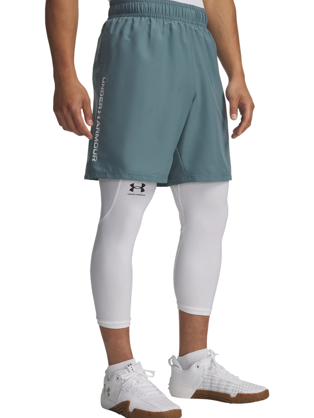 Shorts deportivos color azul de Under Armour con logotipo lateral blanco.