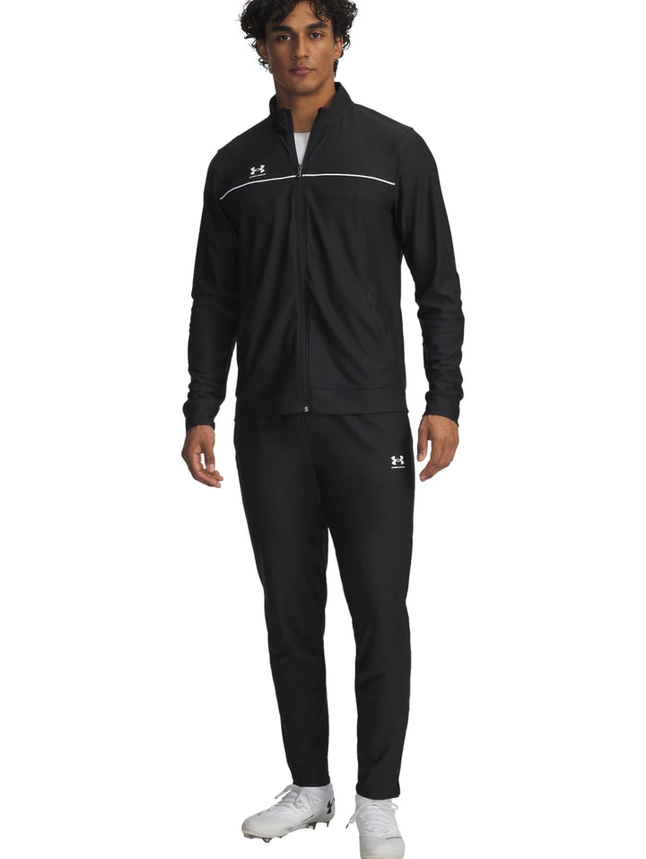 Hombre vistiendo un conjunto deportivo Under Armour de color negro con detalles en blanco.
