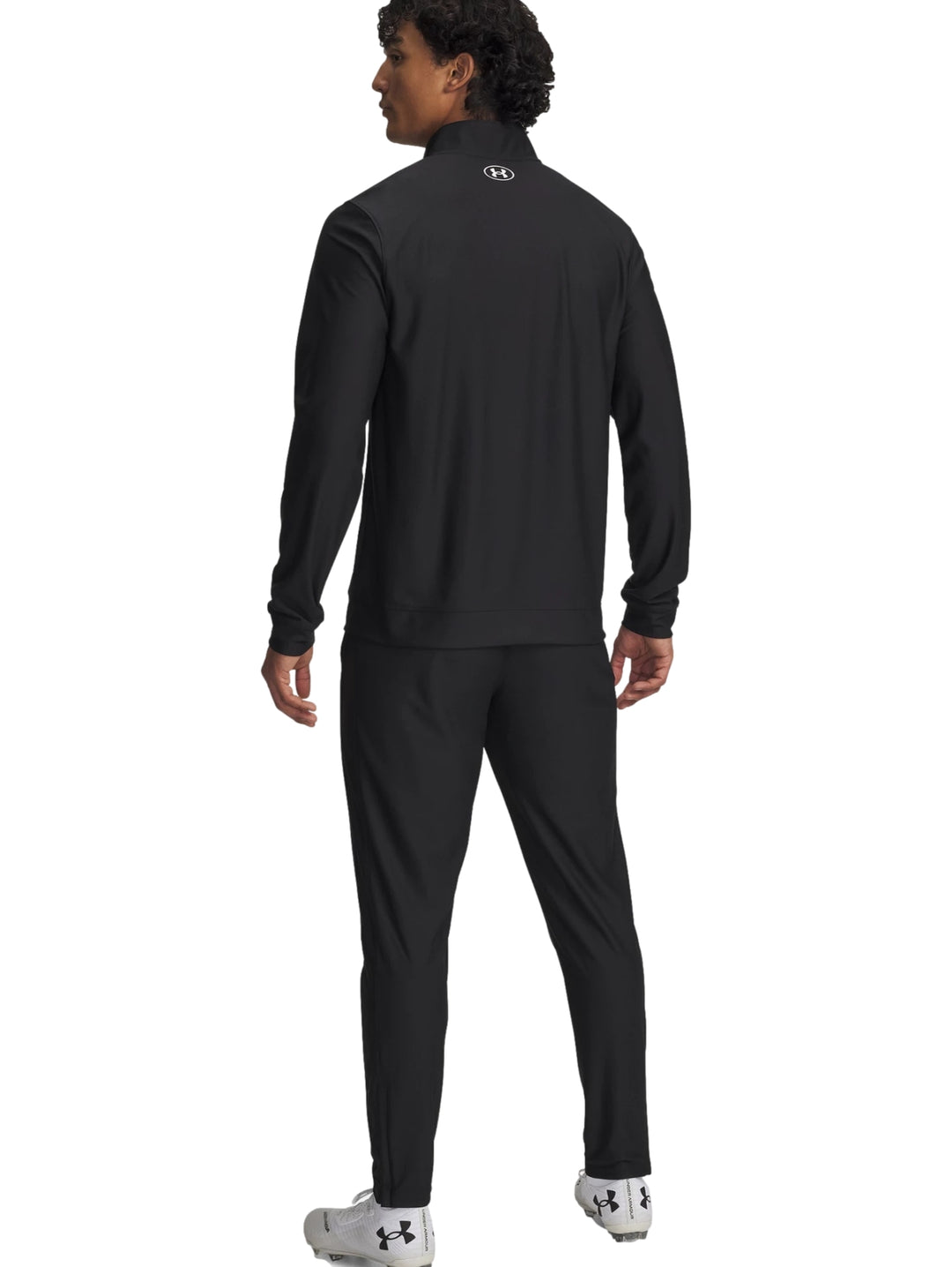 Hombre vistiendo un conjunto deportivo Under Armour de color negro con detalles en blanco.