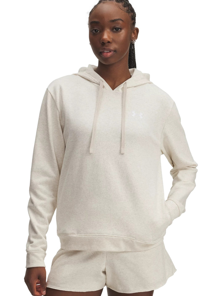 Mujer vistiendo sudadera con capucha Under Armour en color beige claro.