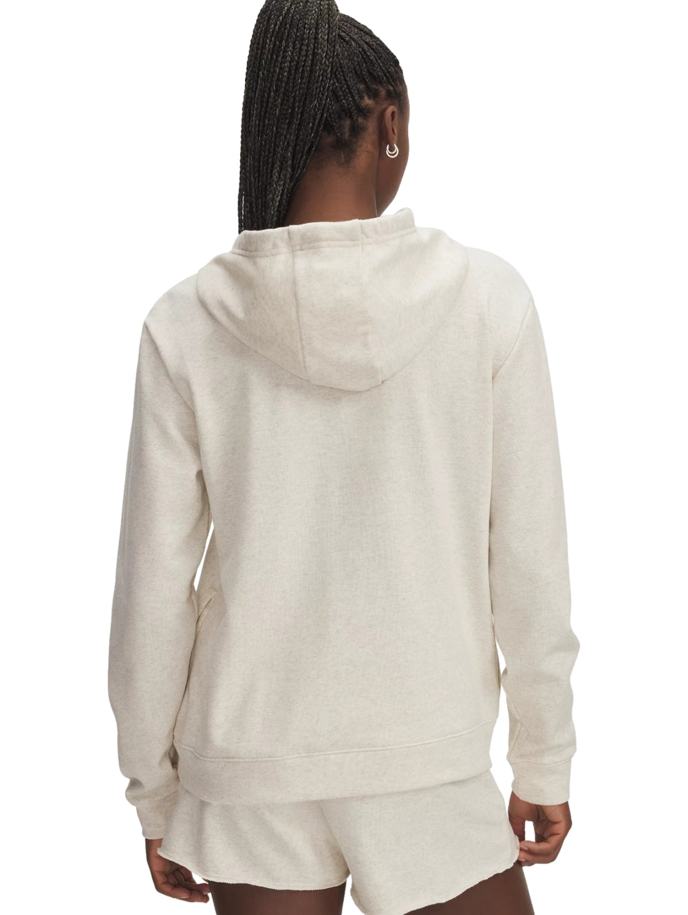 Mujer vistiendo sudadera con capucha Under Armour en color beige claro.