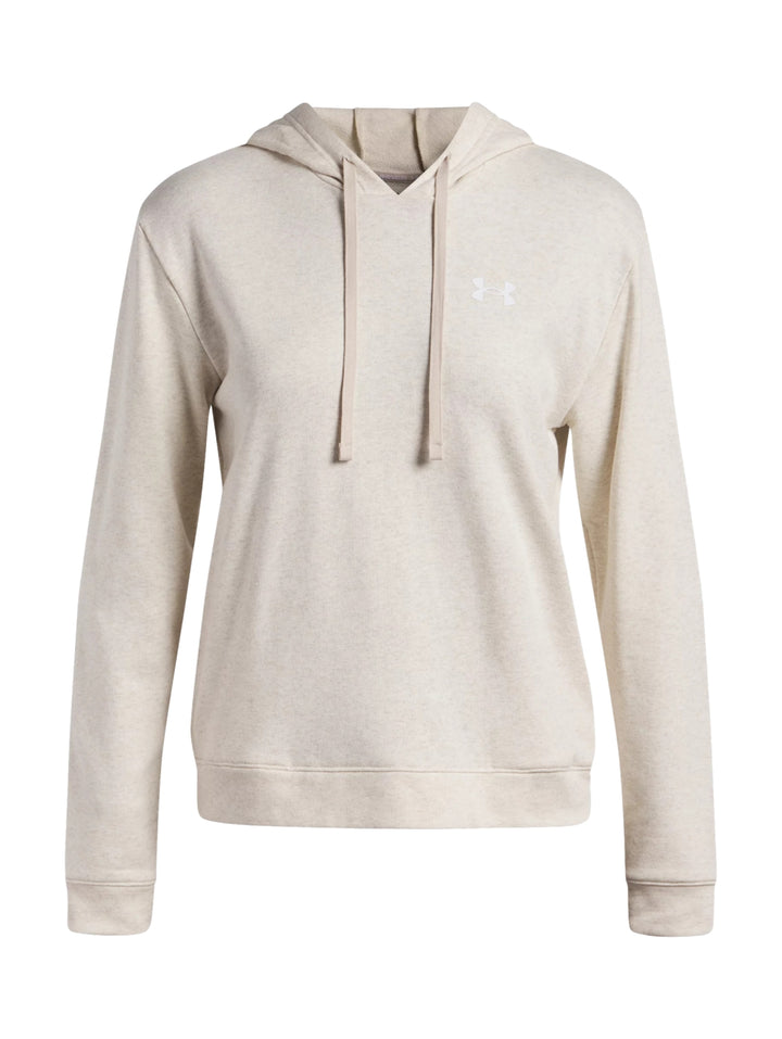 Mujer vistiendo sudadera con capucha Under Armour en color beige claro.