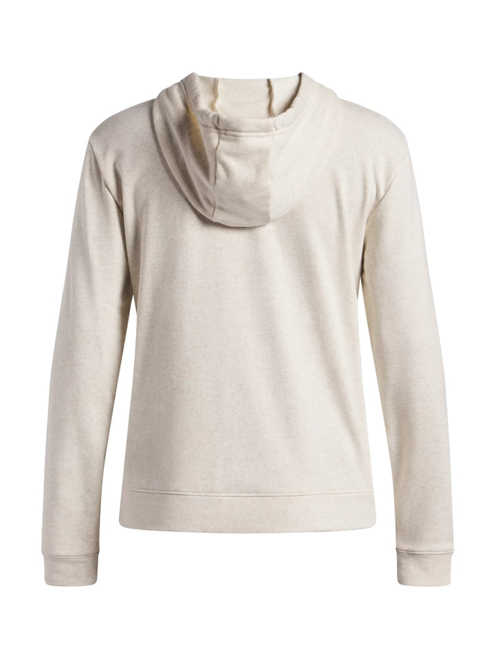 Mujer vistiendo sudadera con capucha Under Armour en color beige claro.