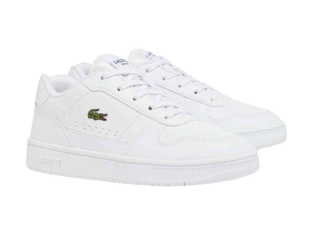 Tenis blancos Lacoste con logotipo de cocodrilo verde en el lateral.