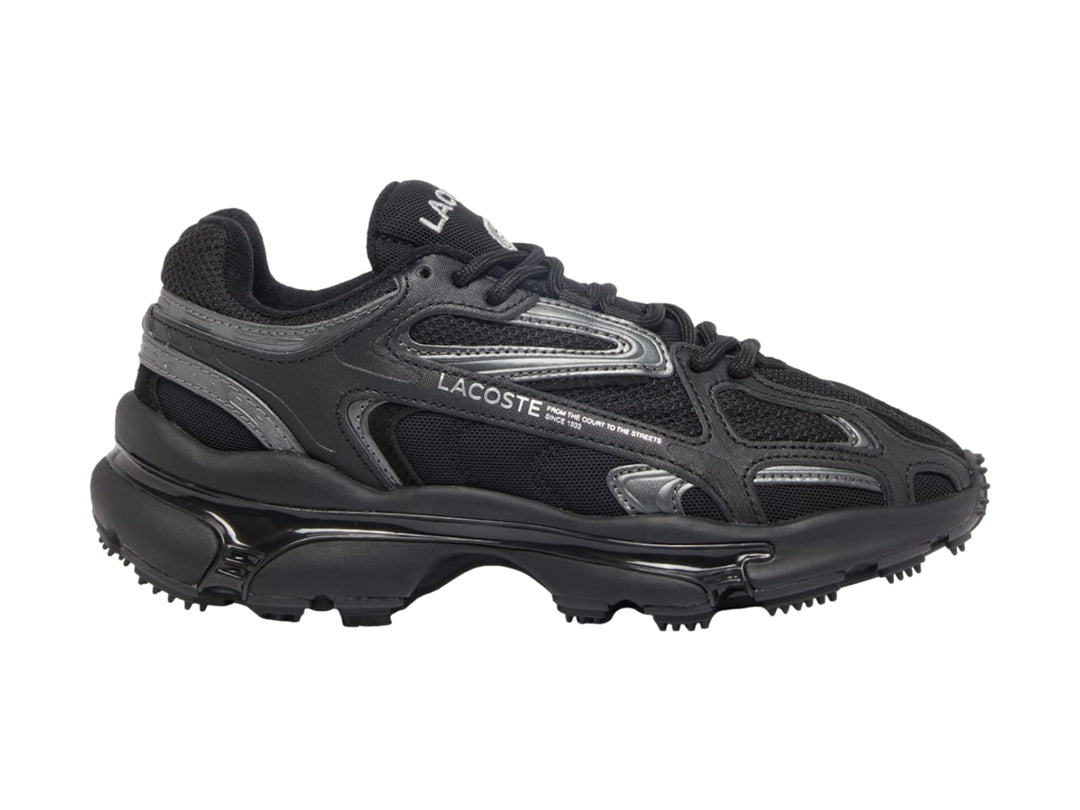 Tenis deportivos Lacoste en color negro con detalles en gris y suela robusta.