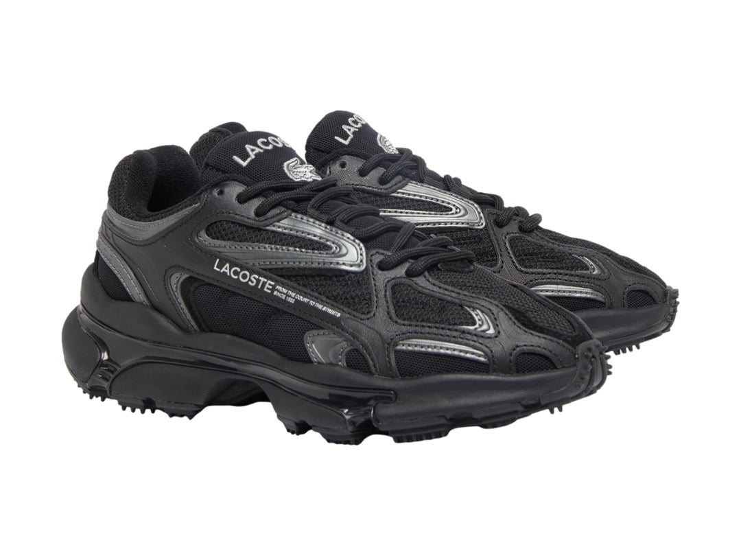 Tenis deportivos Lacoste en color negro con detalles en gris y suela robusta.