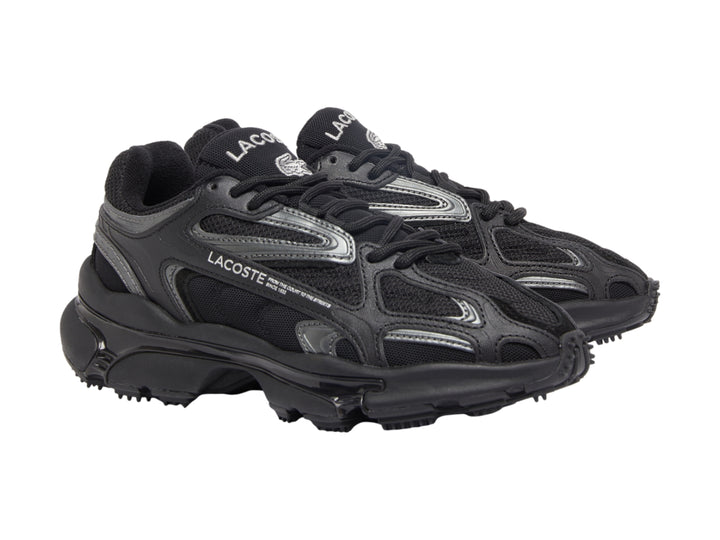 Tenis deportivos Lacoste en color negro con detalles en gris y suela robusta.