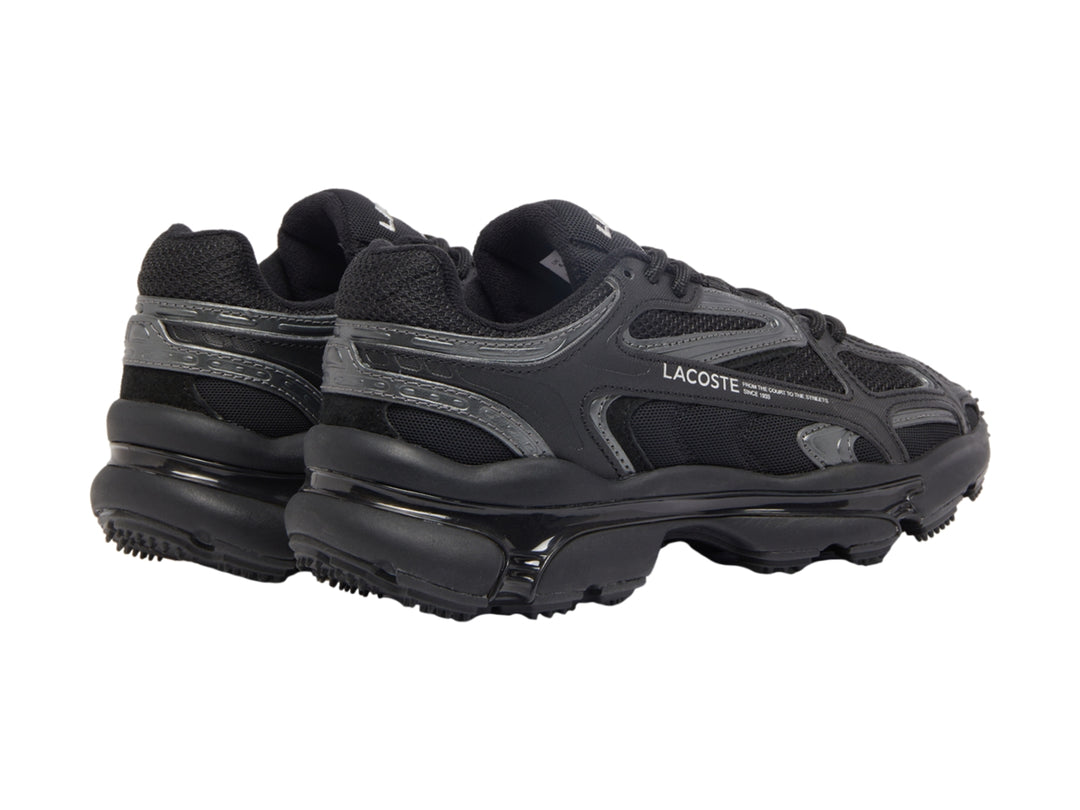 Tenis deportivos Lacoste en color negro con detalles en gris y suela robusta.