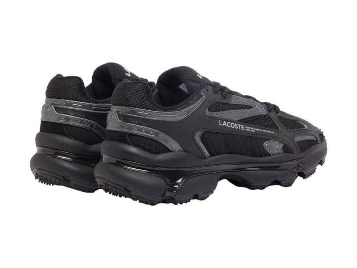 Tenis deportivos Lacoste en color negro con detalles en gris y suela robusta.