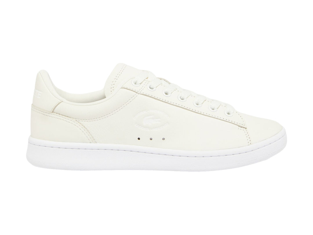 Tenis Lacoste Carnaby en color blanco roto con suela blanca y diseño minimalista.