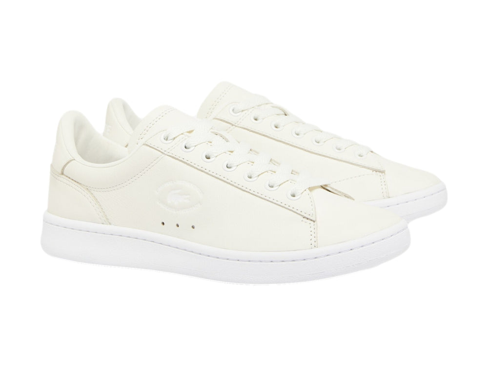 Tenis Lacoste Carnaby en color blanco roto con suela blanca y diseño minimalista.
