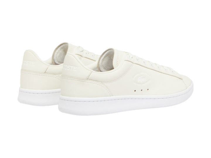 Tenis Lacoste Carnaby en color blanco roto con suela blanca y diseño minimalista.