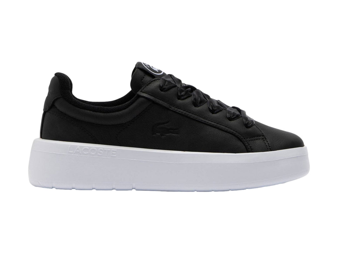Tenis Lacoste Carnaby plataforma en color negro con suela blanca gruesa y detalles minimalistas.
