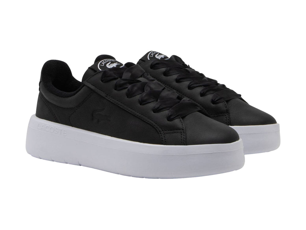 Tenis Lacoste Carnaby plataforma en color negro con suela blanca gruesa y detalles minimalistas.