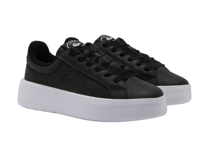 Tenis Lacoste Carnaby plataforma en color negro con suela blanca gruesa y detalles minimalistas.