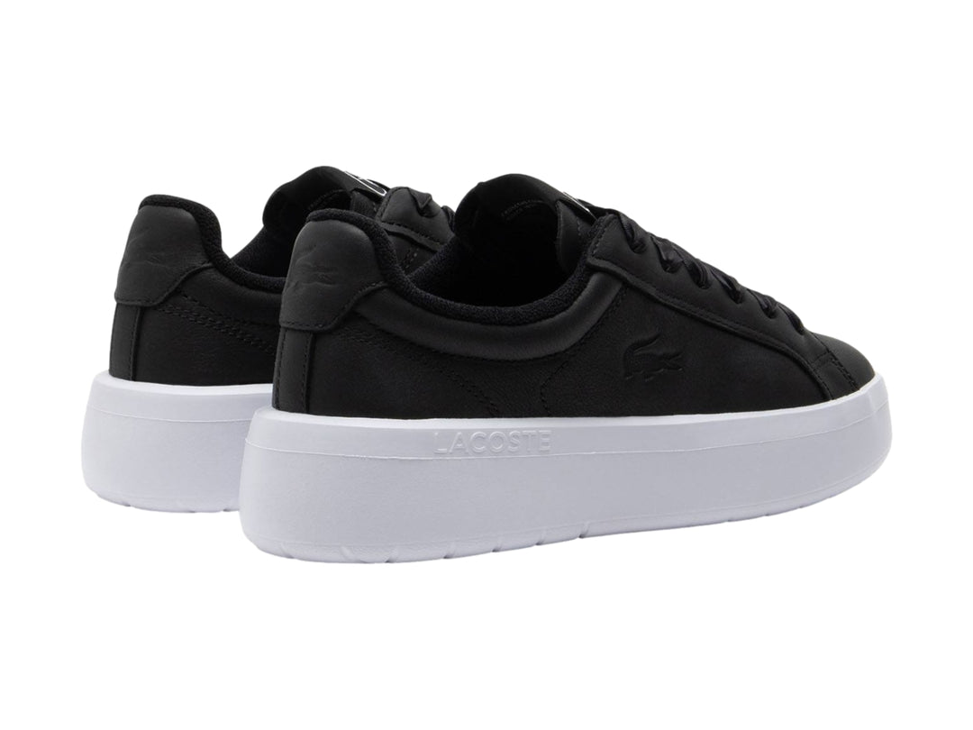 Tenis Lacoste Carnaby plataforma en color negro con suela blanca gruesa y detalles minimalistas.