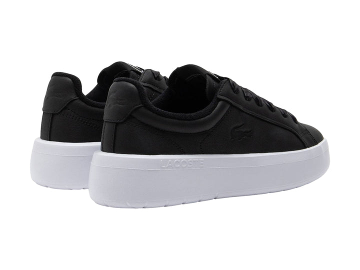 Tenis Lacoste Carnaby plataforma en color negro con suela blanca gruesa y detalles minimalistas.