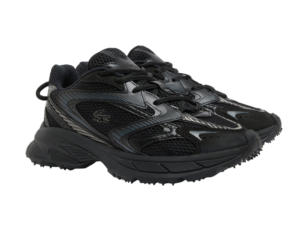Tenis deportivos Lacoste Neo Shot en color negro total con suela robusta y detalles en malla.