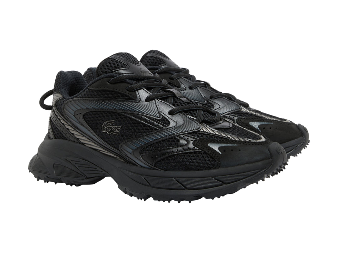 Tenis deportivos Lacoste Neo Shot en color negro total con suela robusta y detalles en malla.