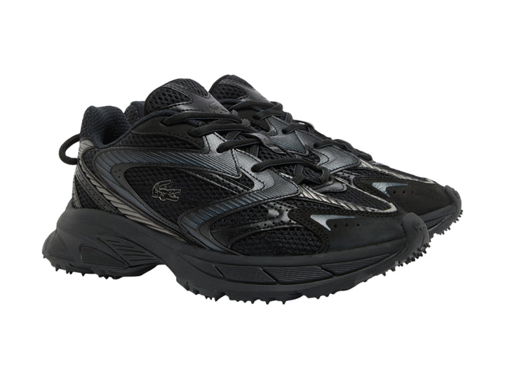 Tenis deportivos Lacoste Neo Shot en color negro total con suela robusta y detalles en malla.