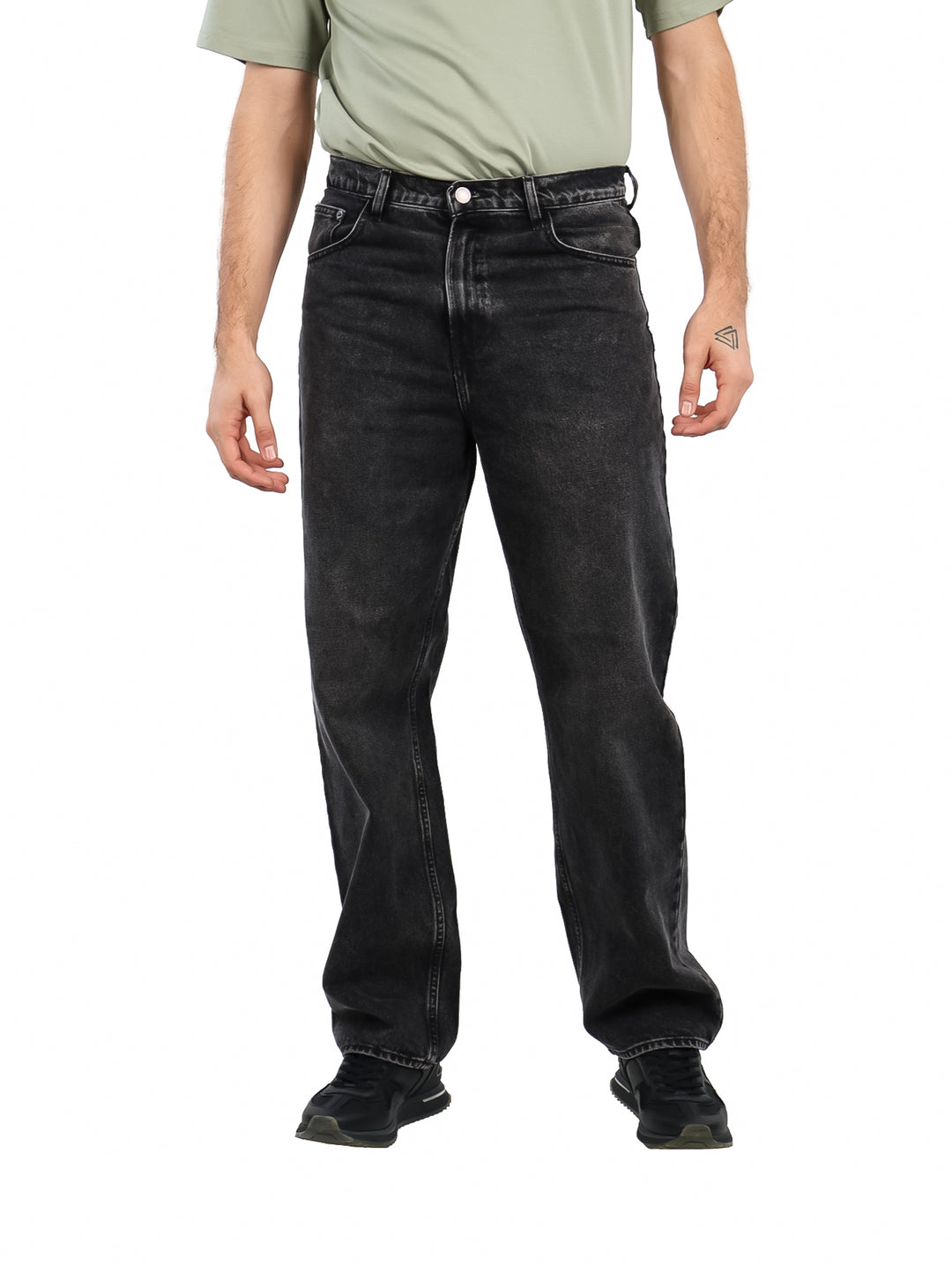 Hombre vistiendo pantalones jeans OGGI color negro lavado con estilo vintage y corte recto.