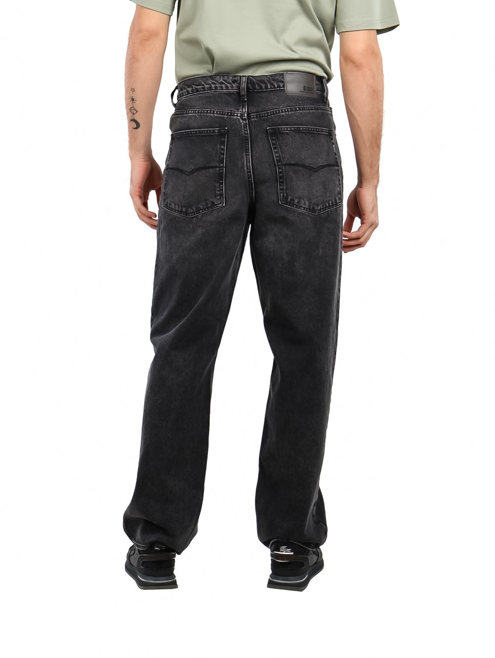 Hombre vistiendo pantalones jeans OGGI color negro lavado con estilo vintage y corte recto.