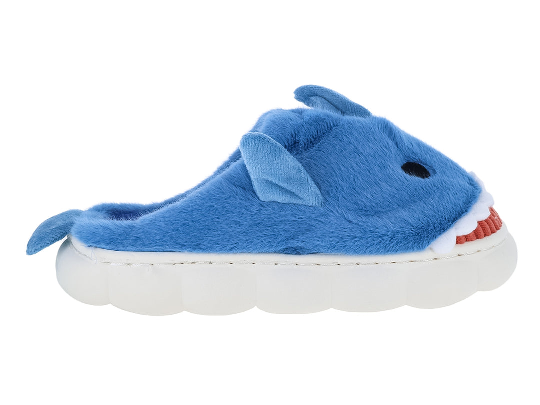Pantufla azul cielo con diseño de tiburón y suela blanca gruesa.
