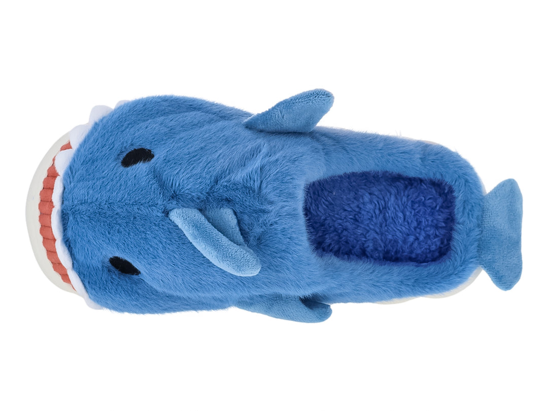 Pantufla azul cielo con diseño de tiburón y suela blanca gruesa.