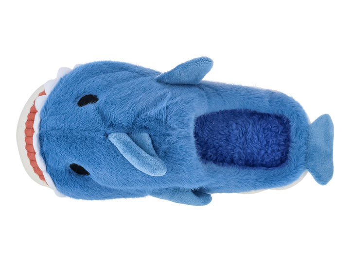 Pantufla azul cielo con diseño de tiburón y suela blanca gruesa.