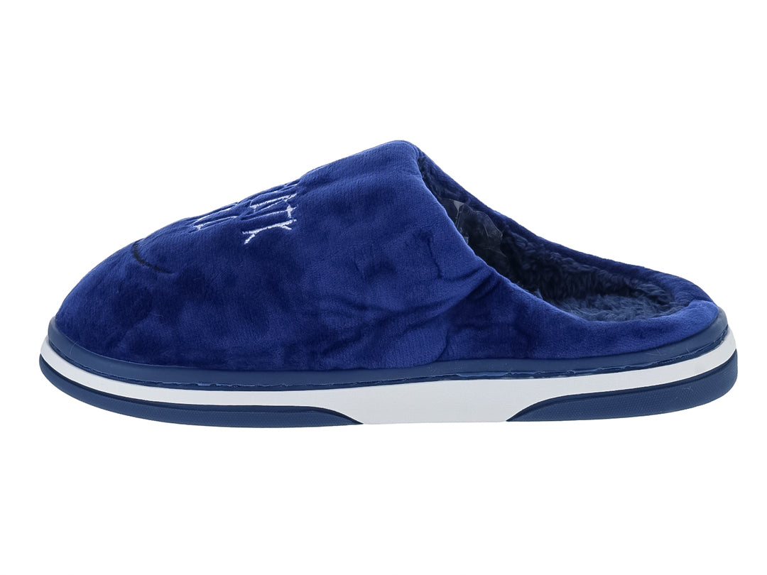 Pantufla de peluche azul marino con detalle decorativo verde y suela blanca.