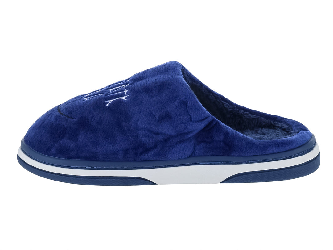 Pantufla de peluche azul marino con detalle decorativo verde y suela blanca.