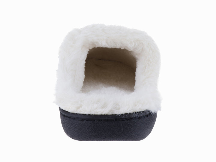 Pantufla gris con forro interior de peluche blanco y suela negra.