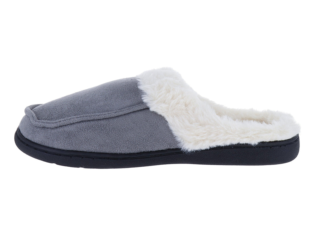 Pantufla gris con forro interior de peluche blanco y suela negra.