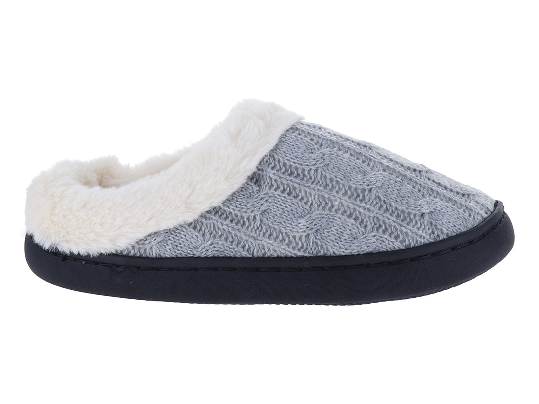 Pantufla gris tejida con forro blanco de peluche y suela negra.