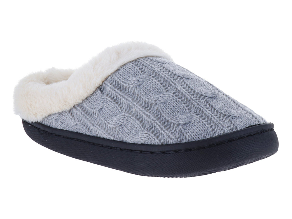 Pantufla gris tejida con forro blanco de peluche y suela negra.