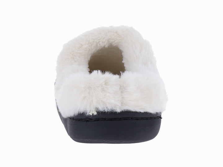 Pantufla gris tejida con forro blanco de peluche y suela negra.