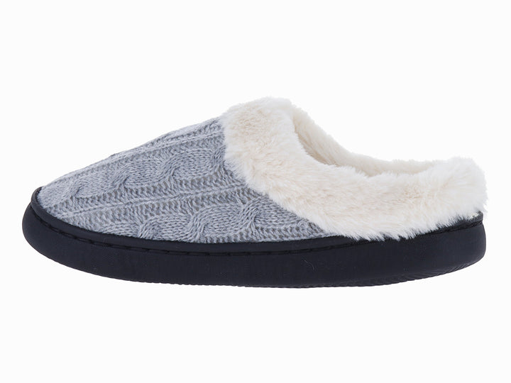 Pantufla gris tejida con forro blanco de peluche y suela negra.