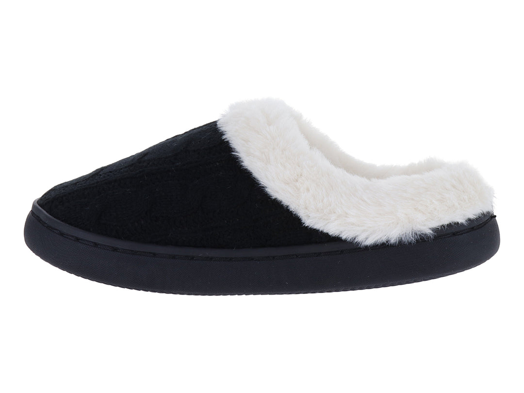 Pantufla negra con forro interior de peluche blanco.