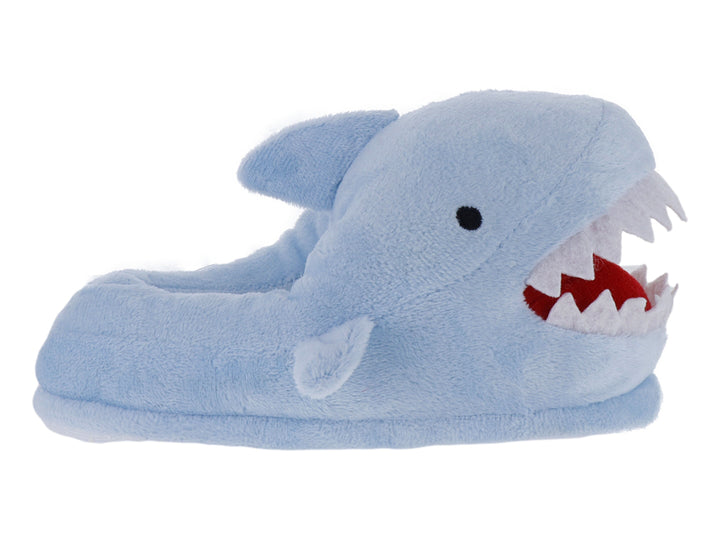 Pantufla de peluche color azul cielo con diseño de tiburón, con dientes blancos y boca roja.