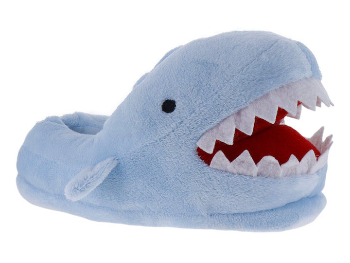 Pantufla de peluche color azul cielo con diseño de tiburón, con dientes blancos y boca roja.